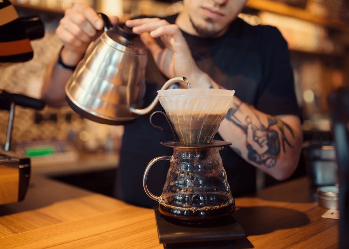 barista impegnato a servire un caffè Brasilmoka