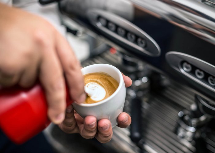 come servire il caffè macchiato
