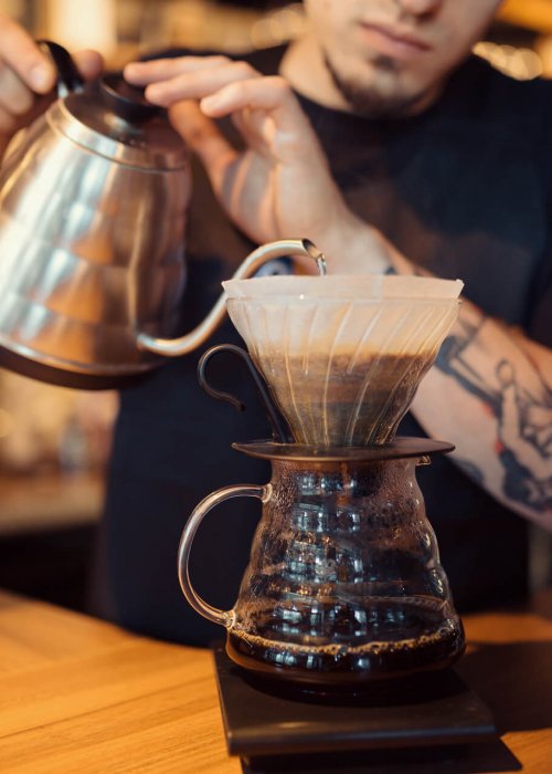 barista impegnato a servire un caffè Brasilmoka