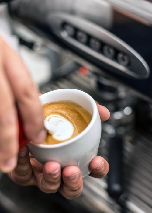 come servire il caffè macchiato