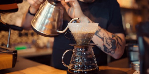 barista impegnato a servire un caffè Brasilmoka