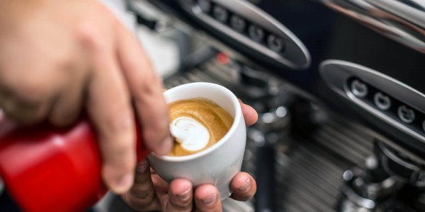 come servire il caffè macchiato